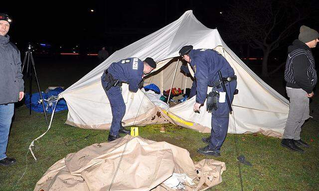Die Polizei räumt das Camp im Votivpark.