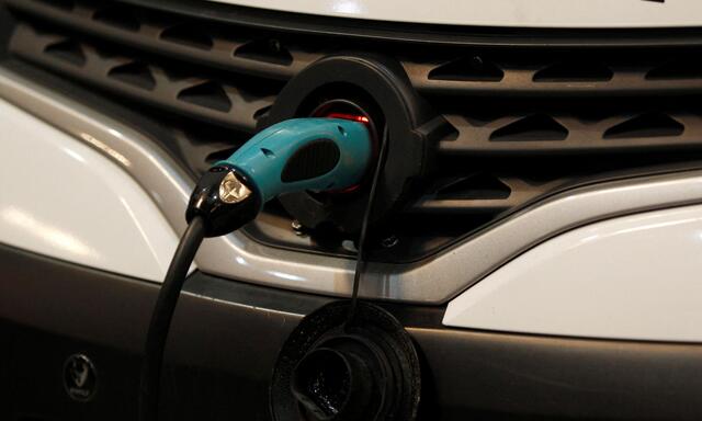 „Gute Fahrt“ ist bloß dann gut, wenn die Batterie mit Strom aus erneuerbaren Quellen geladen wird (Archivbild).