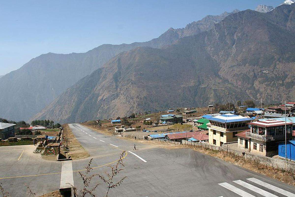 Mount-Everest-Touristen können sich zwischen einer Woche Fußmarsch oder 30 Minuten Flugzeit entscheiden. Die zweite Variante verfügt über eine 530 Meter kurze Landebahn mit 12 Prozent Gefälle und einem tiefem Abgrund. Die Wetterbedingungen sind auch nicht immer charmant.