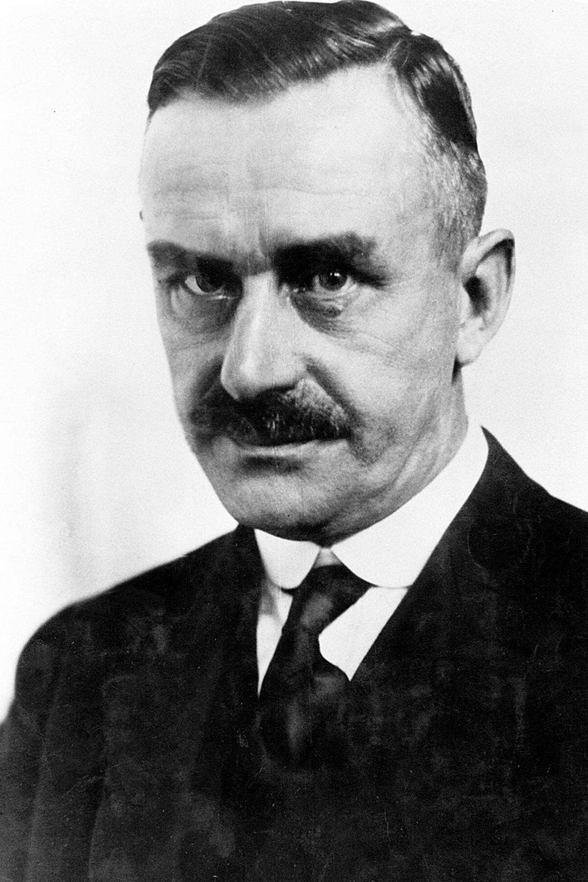 Thomas Mann (1875 - 1955), für seinen zu einem klassischen Werk zeitgenössischer Literatur gewordenen großen Roman "Buddenbrooks".