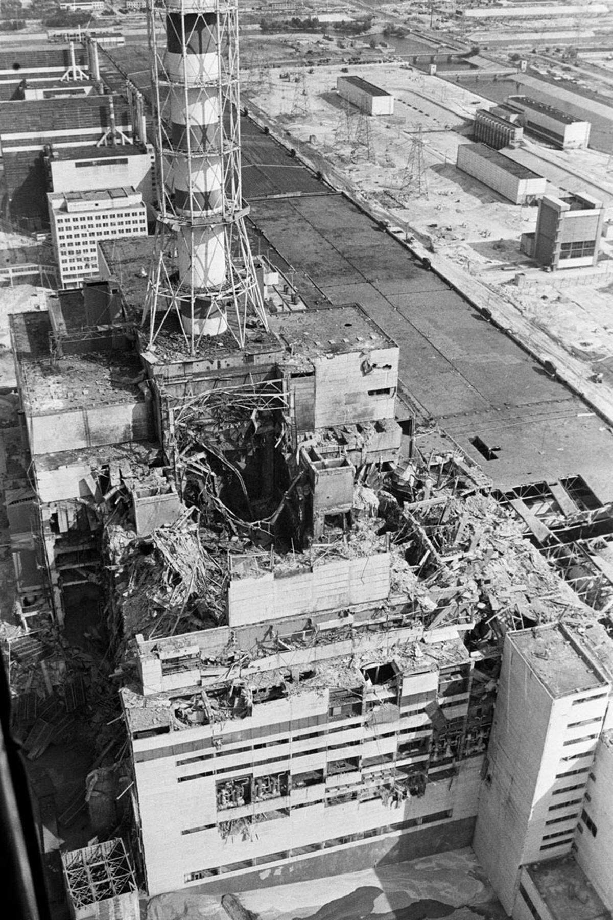 Am 26. April 1986 explodiert nach einem fehlgeschlagenen Experiment - simuliert wird ein vollständiger Stromausfall, der letztlich zu einem unkontrollierten Leistungsanstieg führt - der Reaktorblock 4 des AKW Tschernobyl in der Ukraine. Eine Knallgasexplosion zerreißt das Reaktorgebäude, radioaktive Stoffe werden freigesetzt.