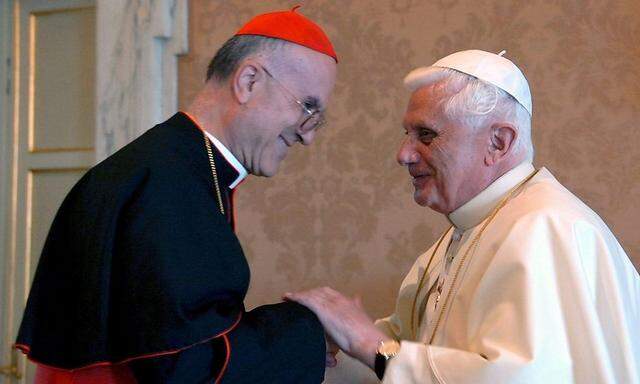 Archivbild aus dem Jahr 2006: Die damals mächtigsten Männer des Vatikans: Papst Benedikt XVI mit seinem Kardinalstaatssekretär Tarcisio Bertone, der nun altersbedingt aus allen Ämtern ausscheidet.