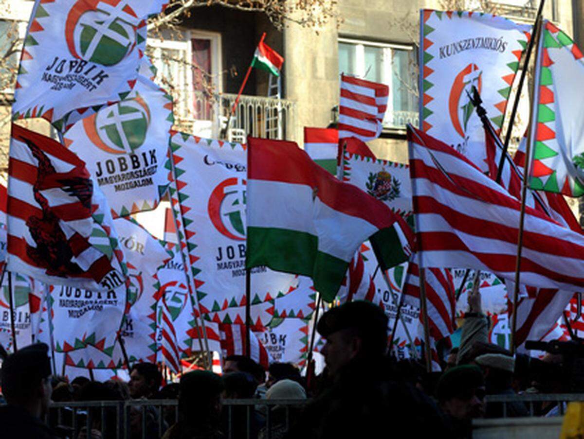 Das "Bündnis für ein besseres Ungarn" schaffte es mit knapp 17 Prozent erstmals ins ungarische Parlament. Offen hetzten Vertreter von Jobbik im Wahlkampf gegen Juden und Roma und punkteten damit sowohl bei älteren als auch bei jüngeren Bevölkerungsgruppen.