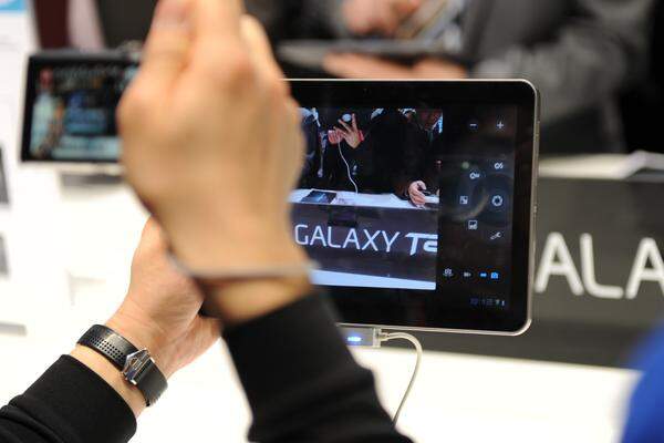 Hat Samsung das aktuelle Tablet-Szepter an sich gerissen? Das lässt sich noch nicht sagen. Sicher ist aber, dass das Galaxy Tab 10.1 von der Ergonomie und dem Gewicht her vielen Konkurrenten überlegen ist. Der noch nicht genannte Preis wird aber entscheidend sein.