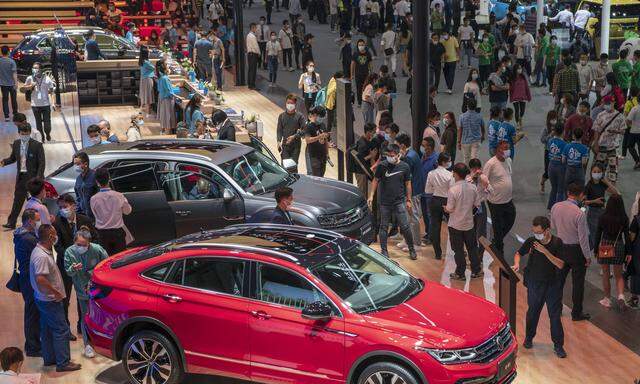 GUANGZHOU, CHINA - NOVEMBER 23: People visit the Volkswagen booth during the 18th Guangzhou International Automobile Ex