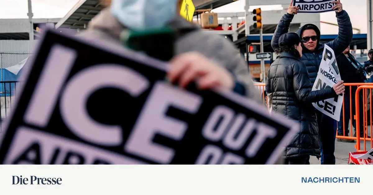 Lange-Warteschlangen-keine-Geh-lter-Flugh-fen-in-den-USA-versinken-im-Chaos-premium-