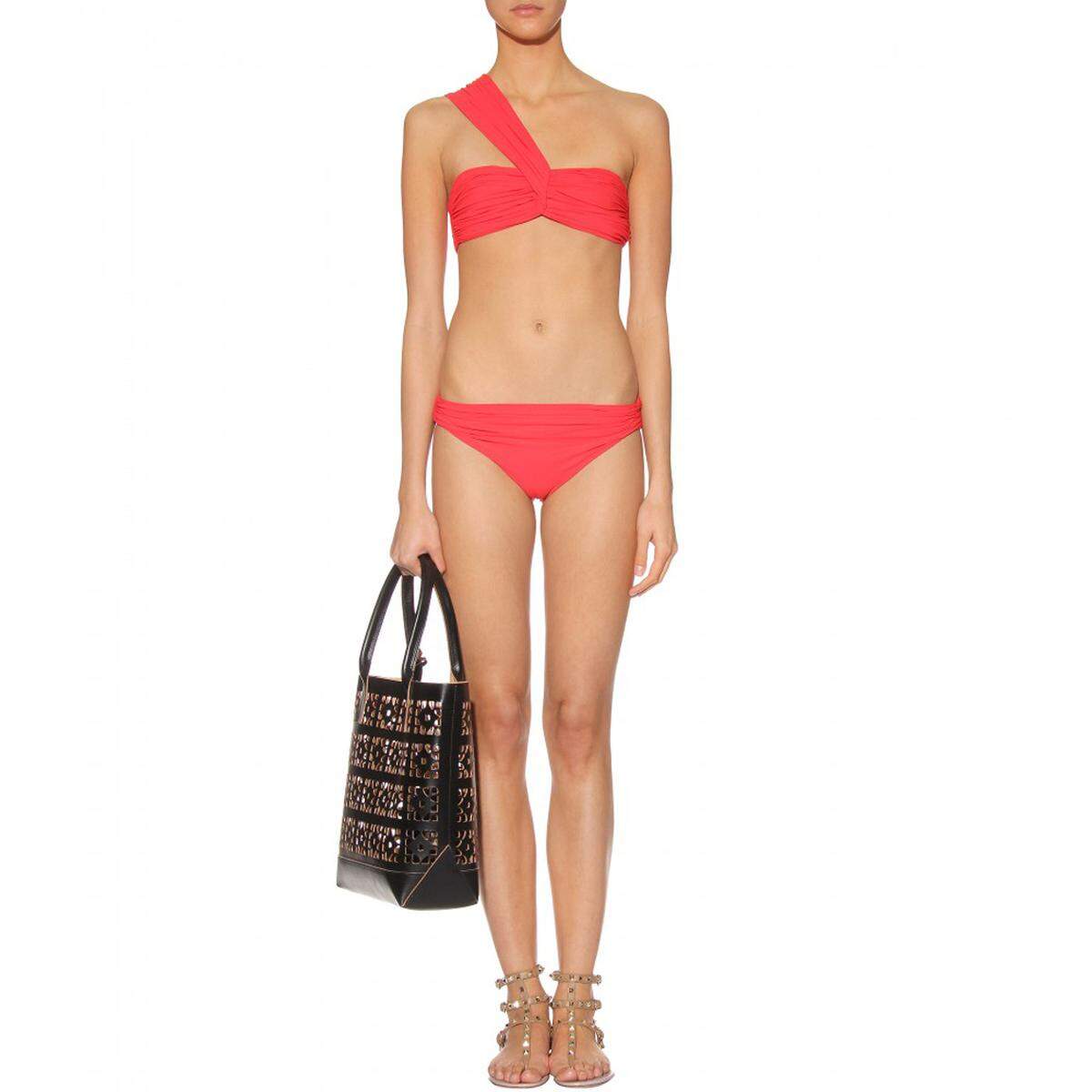 An eine Abendrobe erinnert der asymmetrische Träger dieses Bikinis von Lanvin.