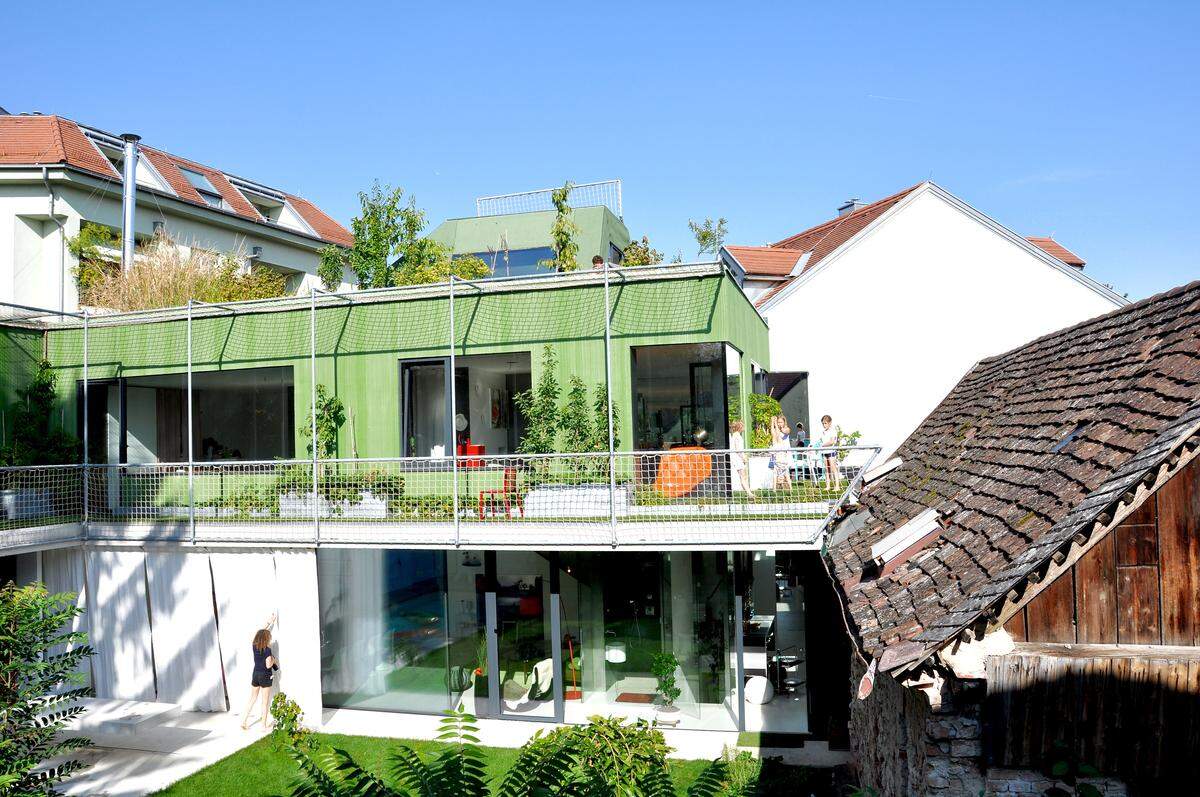 Zuerst stand da nur ein altes Winzerhaus im Zentrum von Baden (im Bild rechts), das von der fünfköpfigen Familie nach dem Erwerb als Übergangslösung notdürftig hergerichtet wurde. Denn geplant war ein neues Haus direkt daneben.