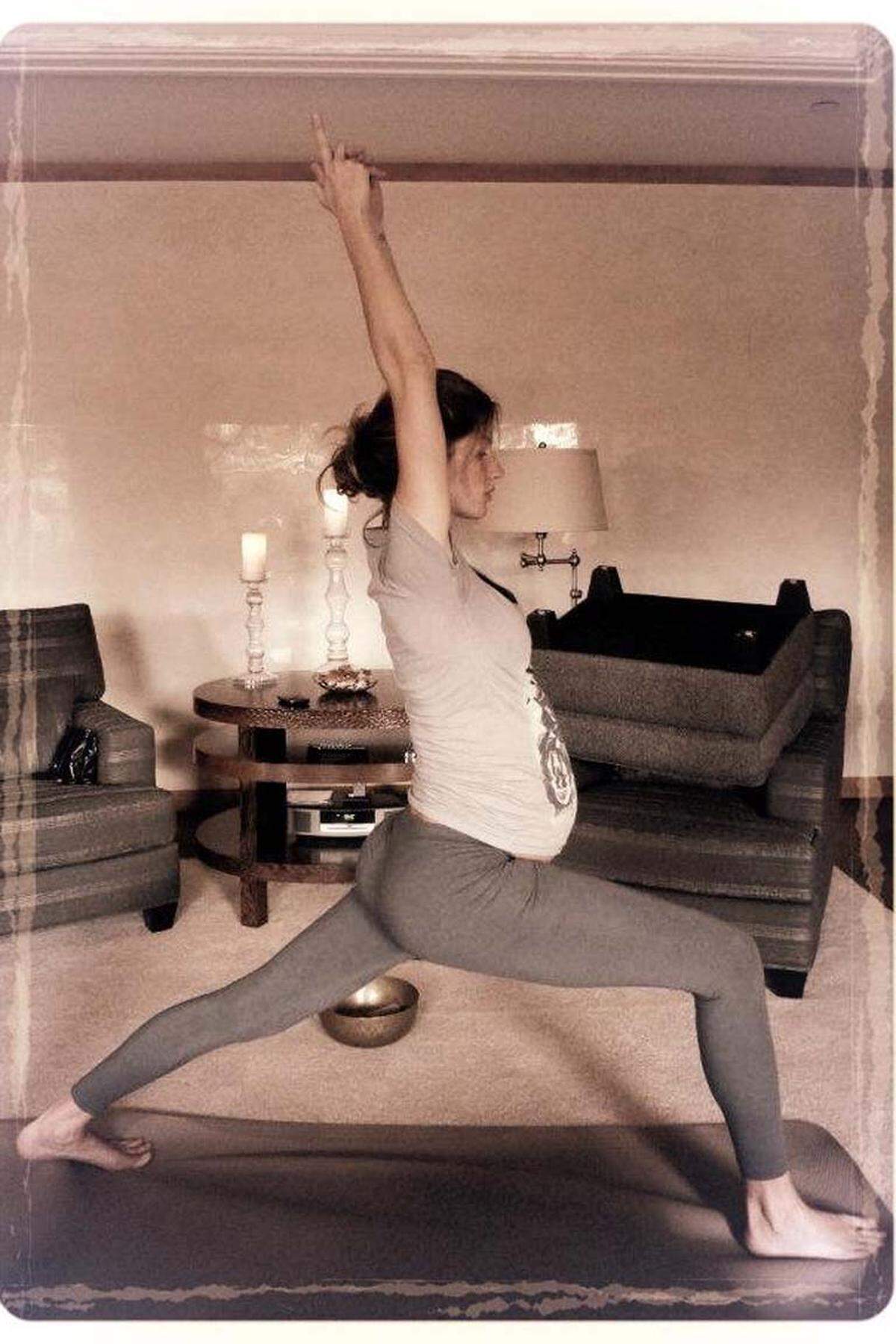 Das brasilianische Supermodel Gisele Bündchen ließ uns über Facebook wissen, dass sie sich in der Schwangerschaft mit Yoga fit hält.