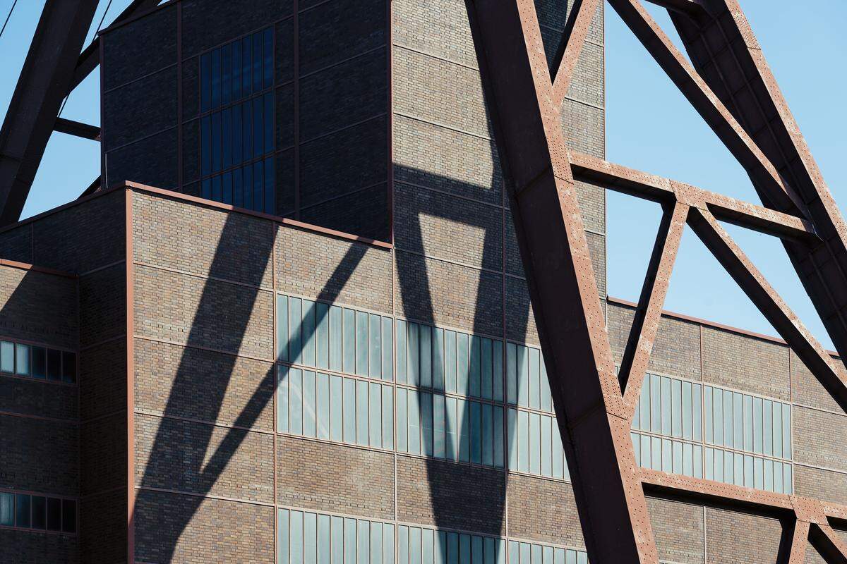 Noch heute besticht die symmetrische Anordnung der Gebäude auf zwei Blickachsen. Die 20 Einzelgebäude bilden die technischen Arbeits- und Produktionsabläufe der Kohleförderung ab, und zwar nach der Bauhaus-Maxime, dass sich die Form an der Funktion orientieren soll.