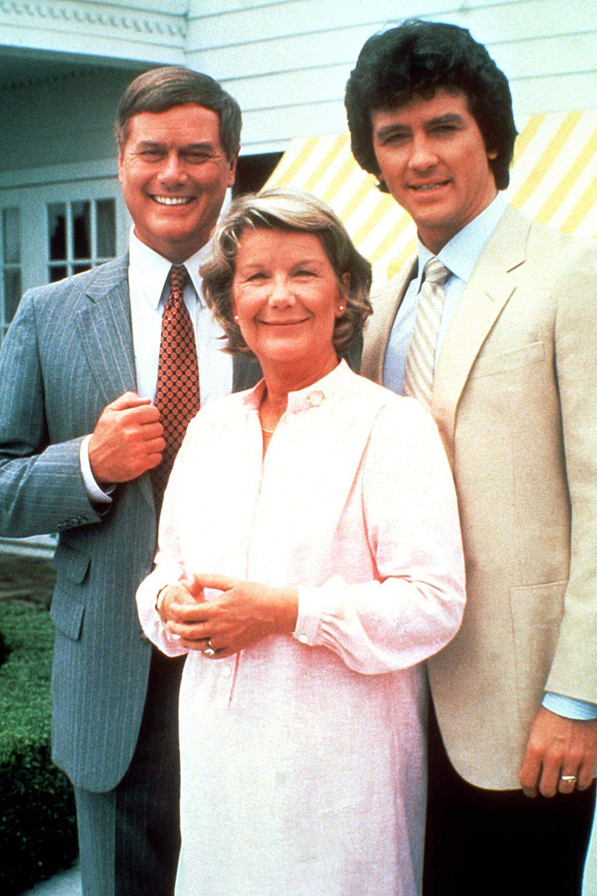 Von 1978 bis 1991 schlüpfte Ewing in die Rolle des skrupellosen Ölbarons J.R. Ewing.Im Bild: Larry Hagman, Barbara Bel Geddes (Miss Ellie) und Patrick Duffy (Bobby Ewing).