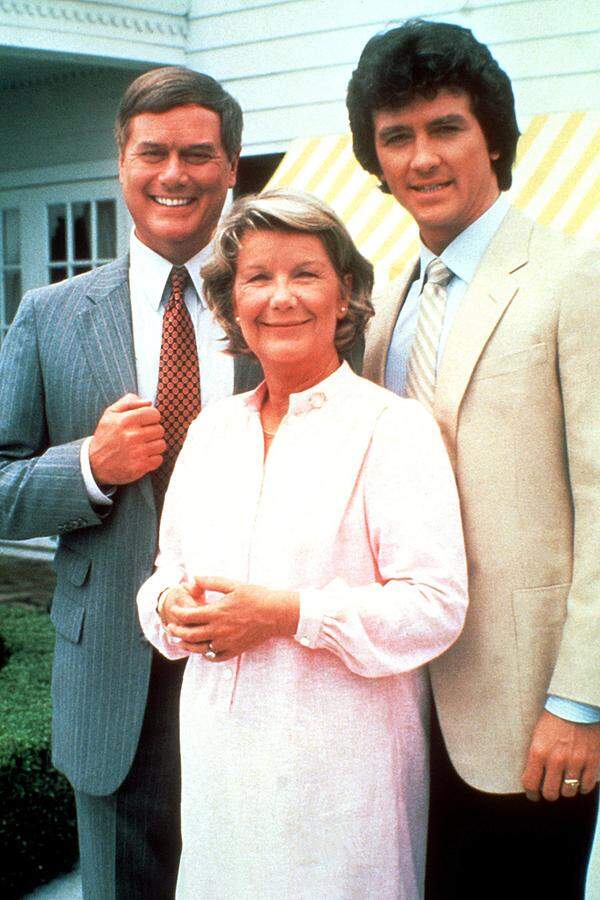 Von 1978 bis 1991 schlüpfte Ewing in die Rolle des skrupellosen Ölbarons J.R. Ewing.Im Bild: Larry Hagman, Barbara Bel Geddes (Miss Ellie) und Patrick Duffy (Bobby Ewing).