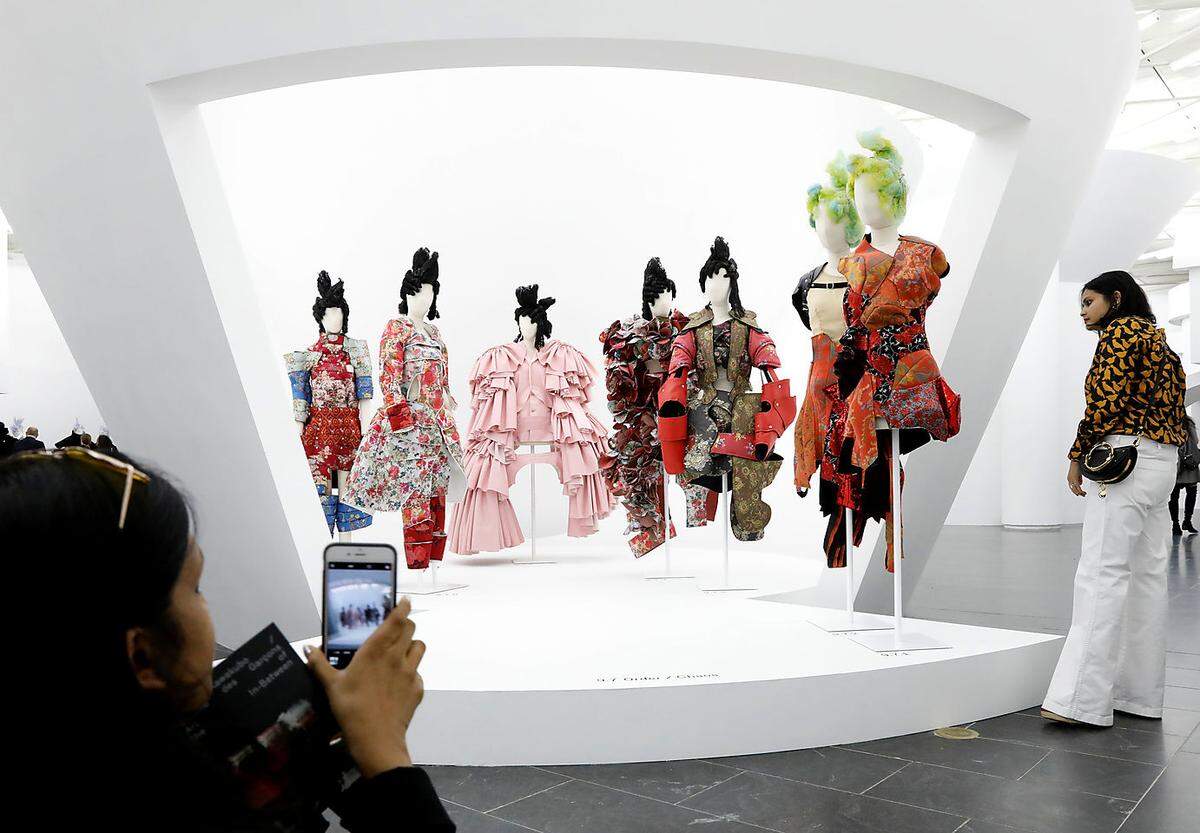 Ziemlich abstrakt sind die Silhouetten, die Rei Kawakubo für ihre Kreationen wählt: wie Architekturen für den Körper. Im Metropolitan Museum of Art in New York City eröffnet am Donnerstag eine umfassende Werkschau der japanischen Modeschöpferin Kawakubo - der Gründerin des Labels Comme des Garçons.