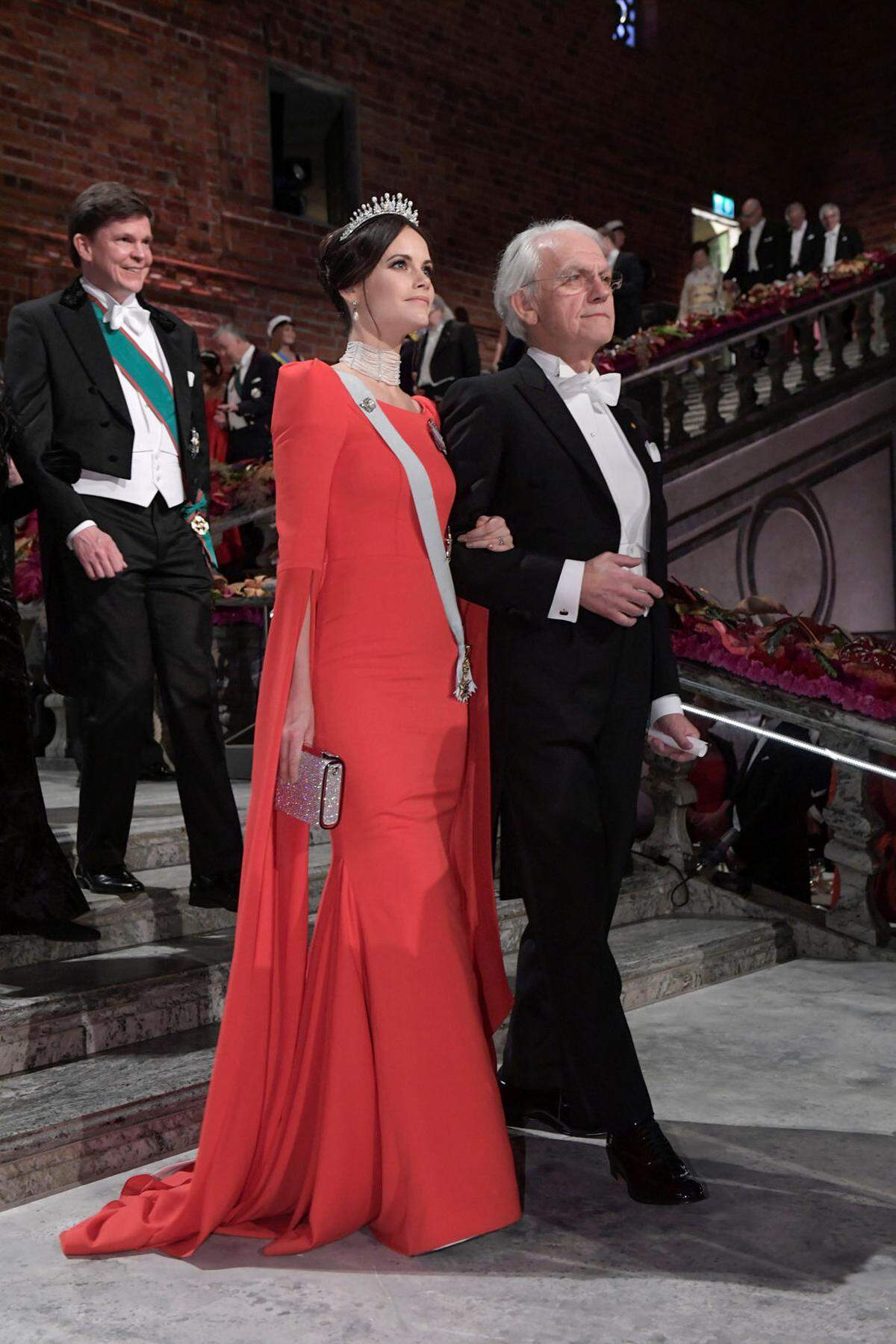 Prinzessin Sofia, die Ehefrau von Carl Philip von Schweden, strahlte in einer roten Robe mit akzentuierten Schultern und Meerjungfrauen-Silhouette.