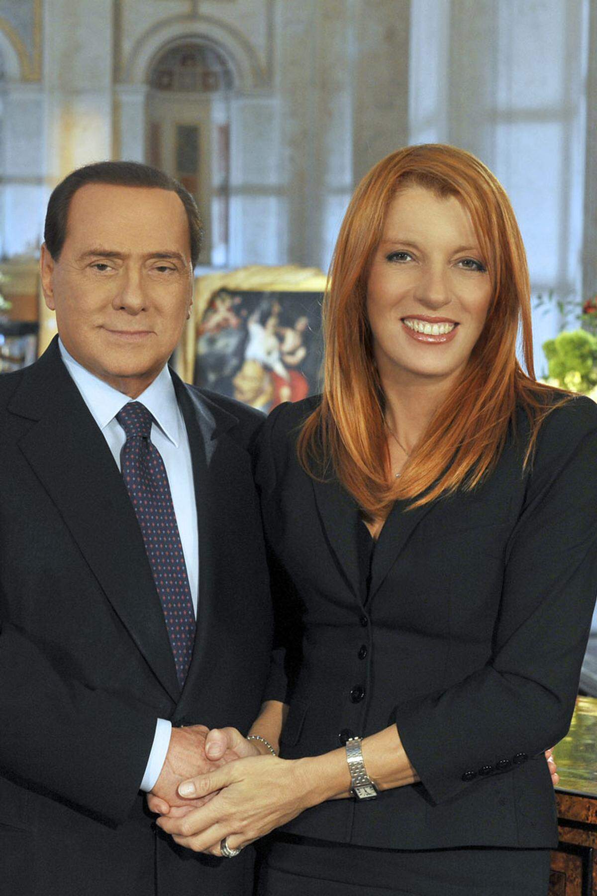 Auf diese Frauen kann sich Silvio Berlusconi auch in den schwierigsten Zeiten hundertprozentig verlassen: auf seine "Amazonen". So nennen italienische Medien die Hardliner(innen) innerhalb des "Volks der Freiheit", die kompromisslos und loyal hinter ihrem Chef stehen. Sie sind es, die seit der Verurteilung des Cavaliere lautstark "Verrat" brüllen und Neuwahlen fordern. von Susanna Bastorolli Bild: Berlusconi mit Brambilla