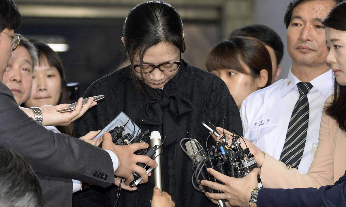 Cho Hyun Ah, Tochter des Korean-Air-Chefs, rastete 2015 an Board einer Korean Air Maschine aus, als ihr eine Stewardess ungefragt Macadamianüsse angeboten hatte - verpackt und nicht in einem Schälchen. Sie geriet darüber so in Rage, dass der Flieger den Start in New York abbrechen und zum Gate zurückkehren musste. Cho hatte den Chefsteward zu sich zitiert, beschimpft und des Flugzeugs verwiesen. Die betroffene Stewardess zog vor Gericht. Cho wurde zu einer Bewährungsstrafe verurteilt und musste von ihrem Managerjob bei Korean Air zurücktreten.