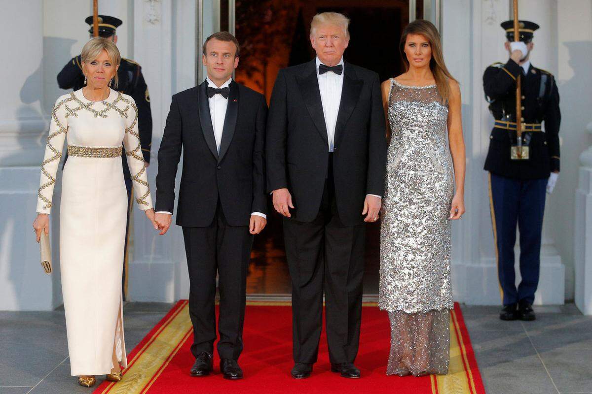 Große Roben packten beide First Ladys beim Staatsbankett aus. Während die 65-jährige Ehefrau von Emmanuel Macron - wie könnte es auch anders sein - auf Louis Vuitton setzte, entschied sich Melania Trump Frankreich in einer Robe von Chanel Tribut zu zollen.