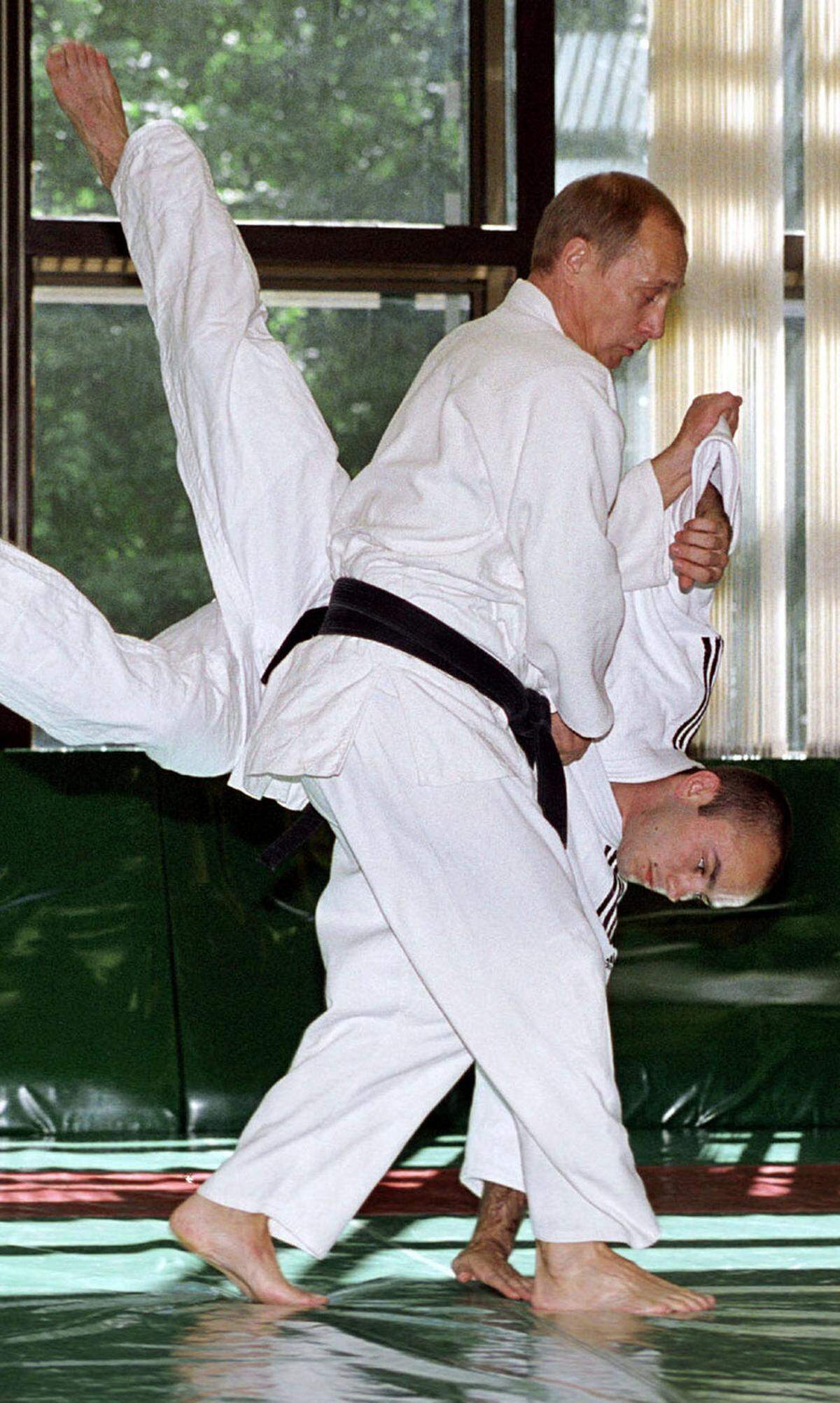 Außerdem inszenierte sich Putin bereits als Judoka, ...