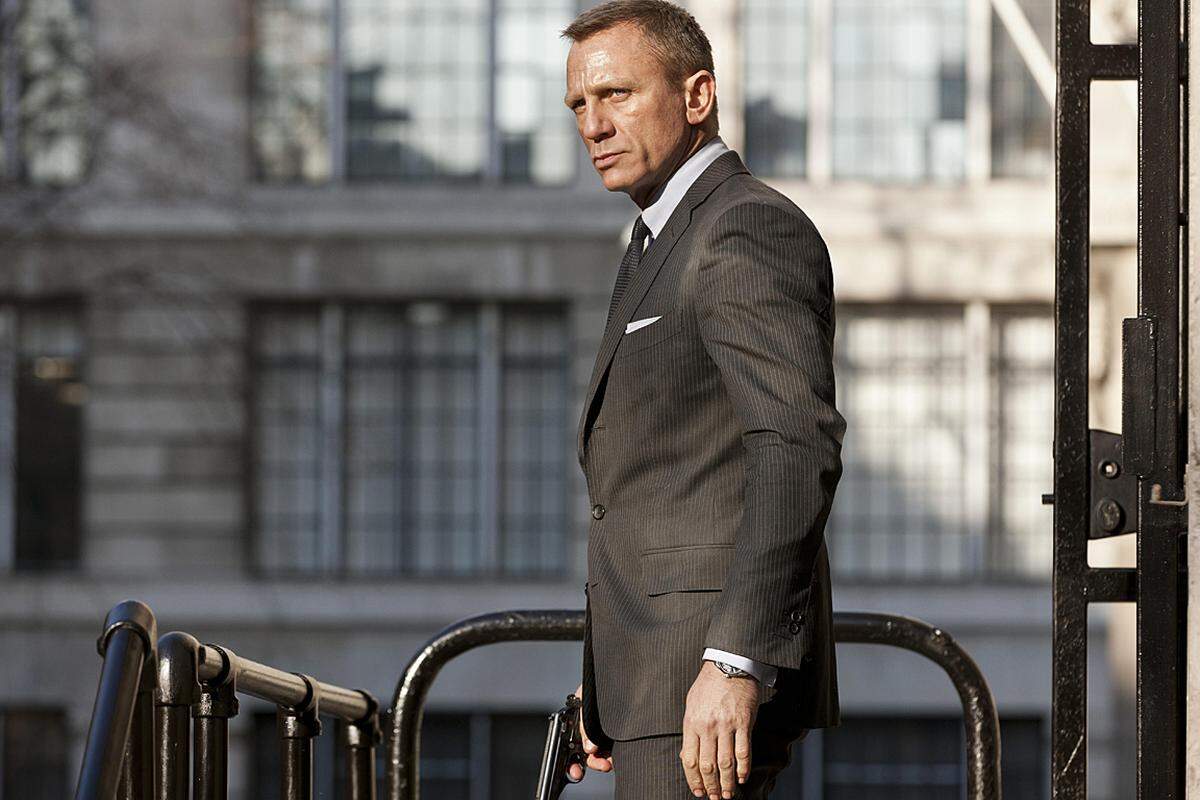 Über die Story des 23. James-Bond-Streifens Skyfall weiß man noch nicht allzu viel. Die Besetzung steht jedenfalls: Daniel Craig mimt zum dritten Mal 007. Sein Widersacher: Javier Bardem. Judi Dench spielt wieder M, Ben Whishaw erstmals Q und auch Ralph Fiennes bereichert den Agentenfilm.