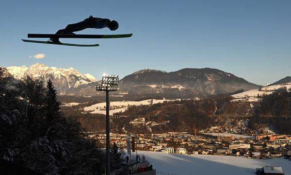 Der Pole Kamil Stoch zeigt es vor: Skispringen bietet in Bischofshofen immer besondere Perspektiven.