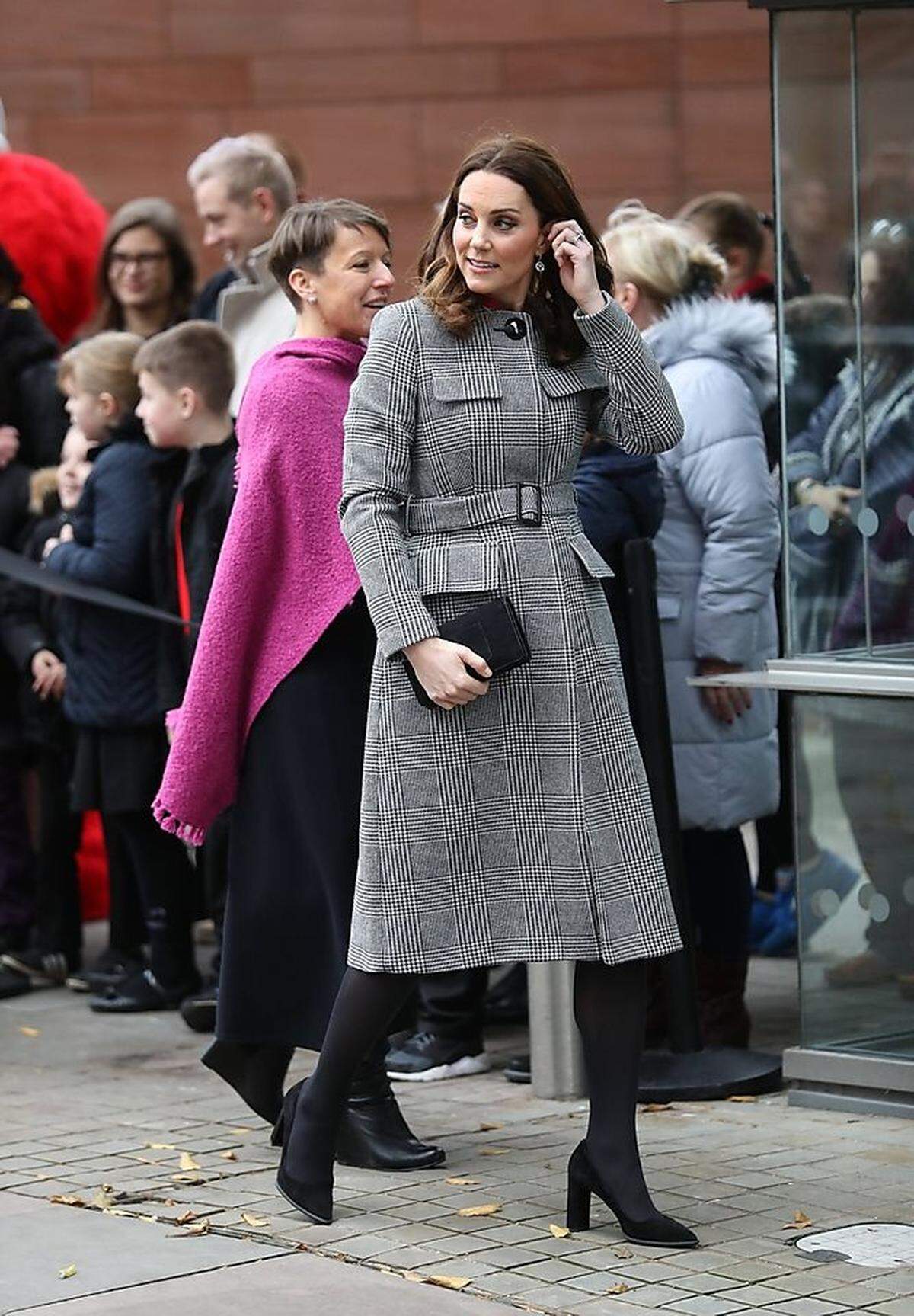 Kate, Herzogin von Cambridge, Queen of Coats, schlägt zurück, jetzt, wo sie plötzlich tatsächlich ernstzunehmende Konkurrenz in Sachen Mäntel hat. Für einen Termin Anfang Dezember in Manchester wählte die Herzogin von Cambridge einen gerade geschnittenen Karo-Mantel mit grafischen Akzenten - etwas länger als bei ihr üblich - und kombinierte das Teil von L. K. Bennett mit schwarzen blickdichten Strumpfhosen, Mulberry-Handtäschchen, Pumps von Tod's (genau: jene gefürchteten Noppen-Pumps, die aber bei diesem Outfit das erste Mal wirklich dazupassen) und Diamantohrringen von Mappin &amp; Webb. Sehr schick.