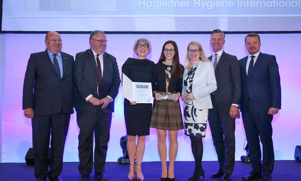 Auszeichnung des Österreichs Siegers - Hagleitner Hygiene International GmbH (v.li.) BDO-Partner Andreas Thürridl, Notare-Präsident Ludwig Bittner, die Siegerinnen Katharina und Stefanie Hagleitner, Wirtschaftsministerin Margarete Schramböck, Bankhaus Spängler-Vorstandssprecher Werner G. Zenz und "Presse"-Vorsitzender der Geschäftsführung Herwig Langanger.