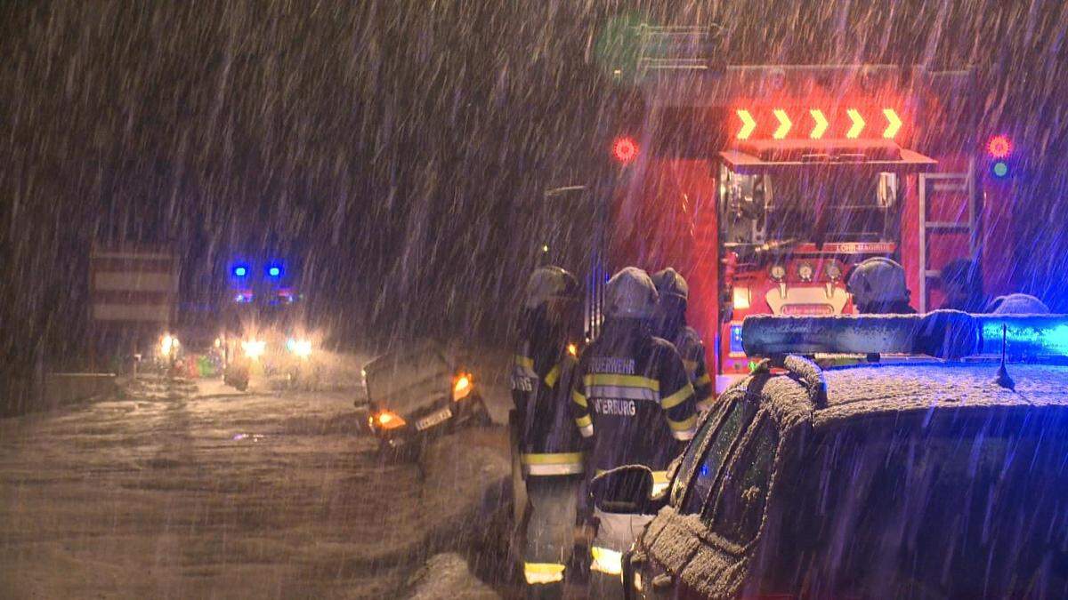 Viele Fahrzeuge waren noch nicht mit Winterreifen ausgerüstet - und blieben hängen.