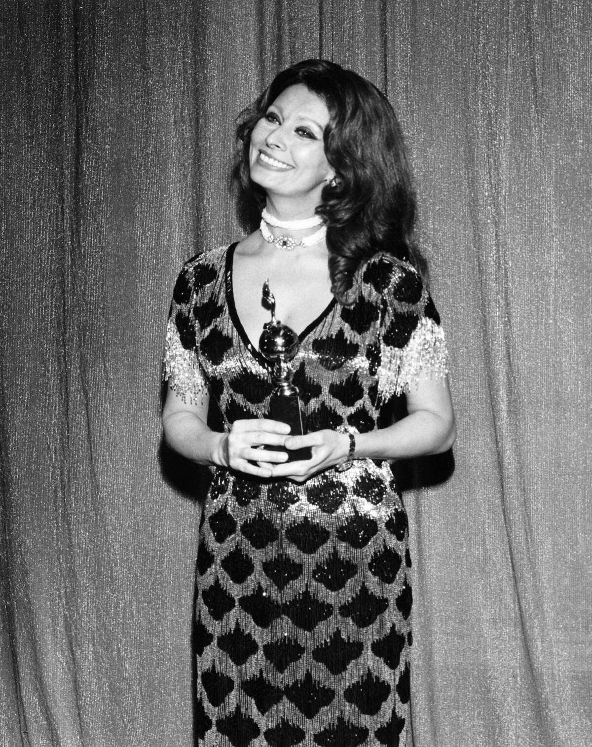 Sophia Loren, ob 1977 oder 2018, diese Diva ist zeitlos, deshalb modelte sie mit 81 Jahren auch noch für Dolce &amp; Gabbana. Sie wurde viermal als beliebteste Darstellerin des Jahres 1964, 1965, 1969 und 1977 ausgezeichnet.