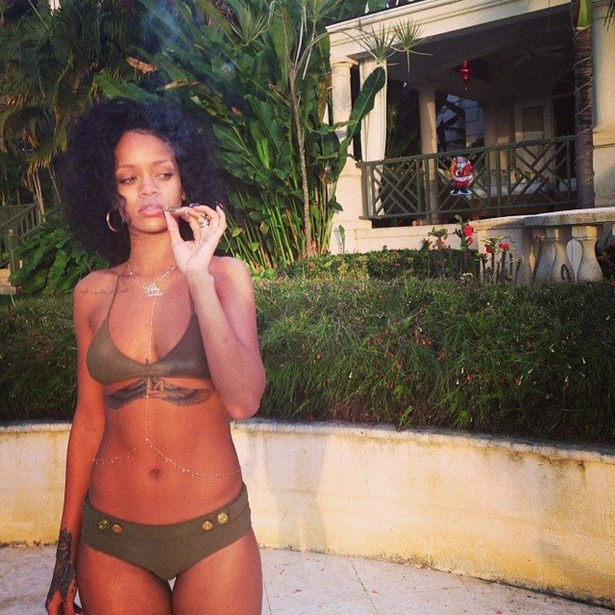 Ganz im Stil eines Bond Girls inszenierte sich Rihanna  hier mit diesem Bikini, der über Gürtel und Knöpfe verfügt.