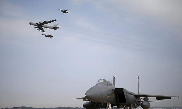 US B-52 Bomber fliegen über einen Luftwaffenstützpunkt in Pyeongtaek.