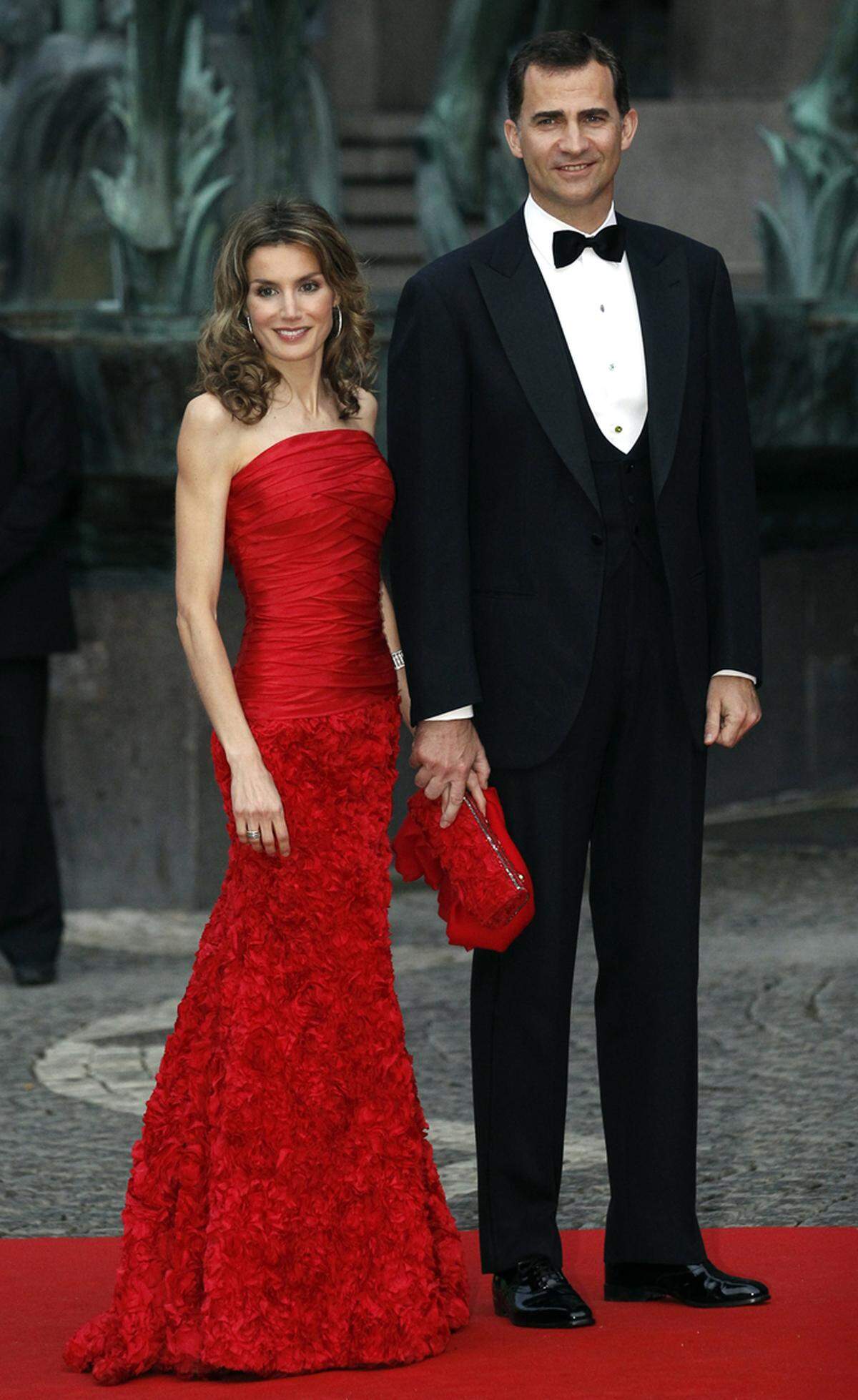 Üppige Roben in kräftigen Tönen trägt Spaniens Königin in spe nur selten. In Rot konnte Letizia bei der Gala zur Hochzeit von Schwedens Kronprinzessin Victoria überzeugen.