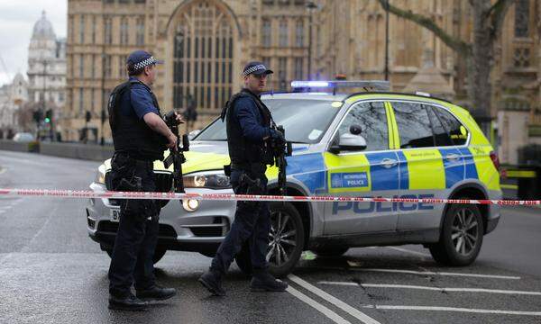 Die U-Bahn-Station "Westminster" wurde auf Bitten der Polizei geschlossen. Das Parlamentsgebäude sei abgesperrt worden. Die Abgeordneten wurden aufgefordert, im Gebäude zu bleiben.