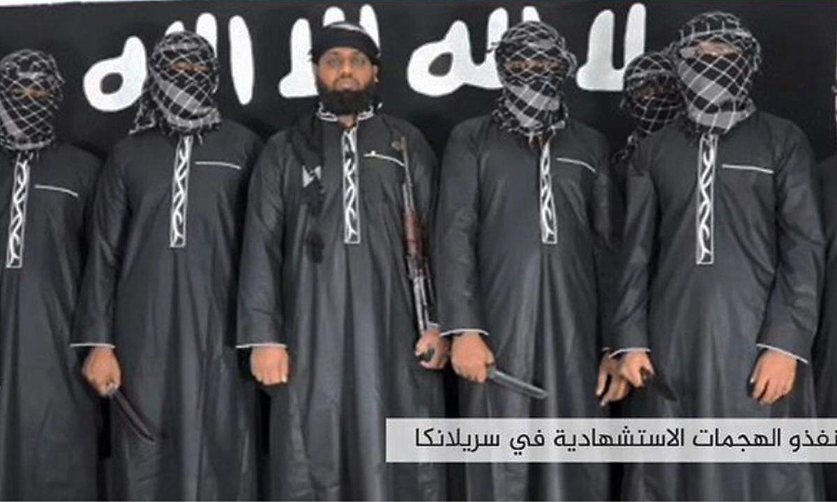Zahran Hashim (Mitte) und Mitstreiter beim Treueschwur auf IS-Führer Abu Bakr al-Baghdadi.