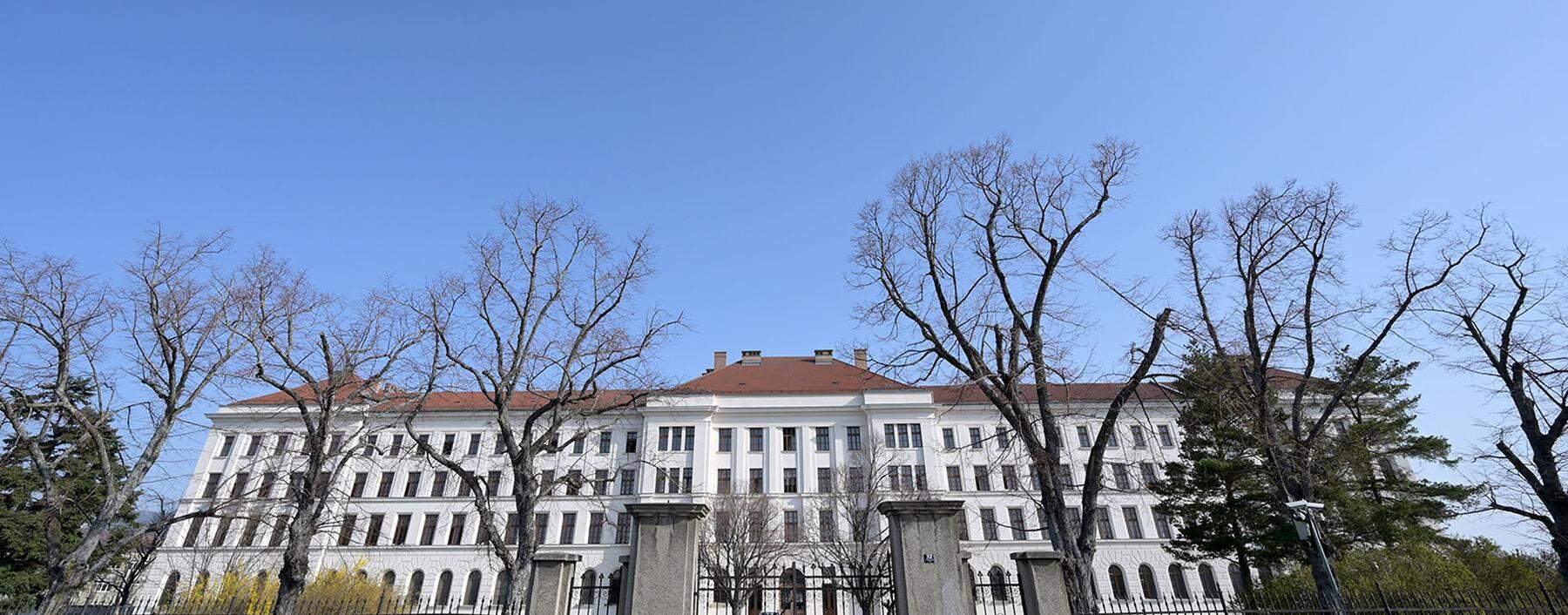 Die Bezirkshauptmannschaft Baden hat ein Betretungsverbot für das Erstaufnahmezentrum Traiskirchen erlassen.