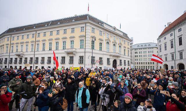 Erst vorigen Sonntag (Bild) versammelten sich Impfgegner am Wiener Ballhausplatz. Für Samstag ist eine Großdemo von Maßnahmen-Gegnern zu erwarten.