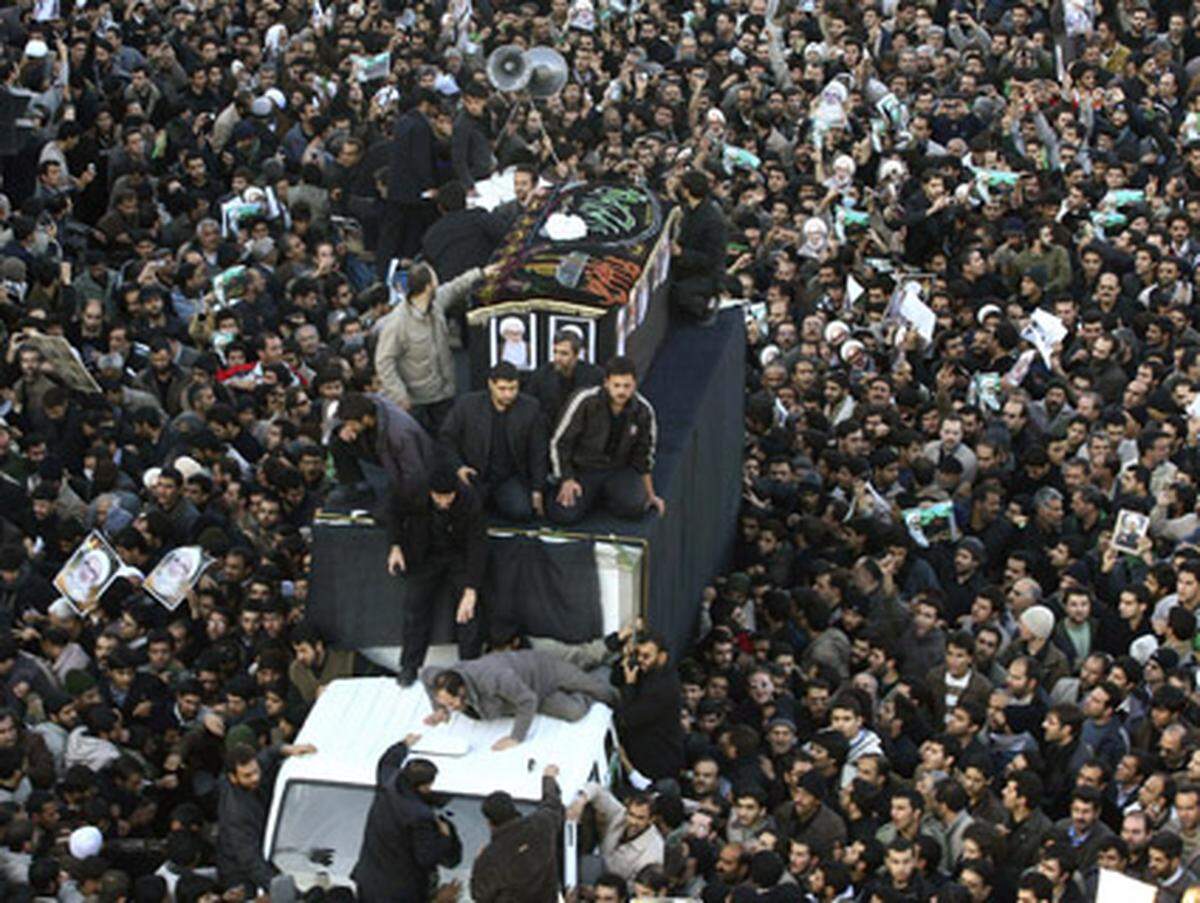 Der regimekritische Großayatollah Hossein Ali Montazeri stirbt im Alter von 87 Jahren. Die Opposition nutzt sein Begräbnis am darauffolgenden Tag zu Massenprotesten.