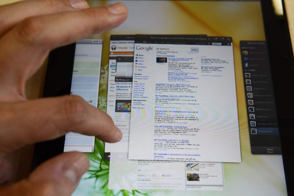Möchte man mehrere offene Apps zusammenfassen, kann man sie aufeinander schieben und somit stapeln. Der Webbrowser, der vom Fleck weg auch Flash beherrscht, ordnet geöffnete Websites automatisch als Stapel an. Tabs wie in anderen Browsern gibt es nicht.