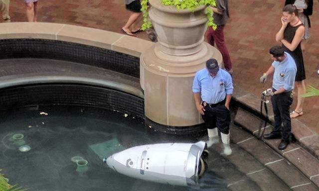 Im Juli kündigte der Sicherheitsroboter R5 von Knightscope seinen den Dienst – und stürzte sich in den Brunnen.