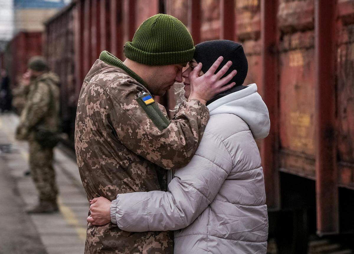 14. Februar. Ein ukrainischer Soldat verabschiedet sich von seiner Frau, die ihn während einer kurzen Pause von seinem Fronteinsatz inmitten des russischen Angriffs auf die Ukraine am Bahnhof in Kramatorsk besucht hat.