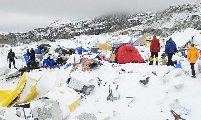 Ein Bild aus dem zerstörten Basislager am Mount Everest.