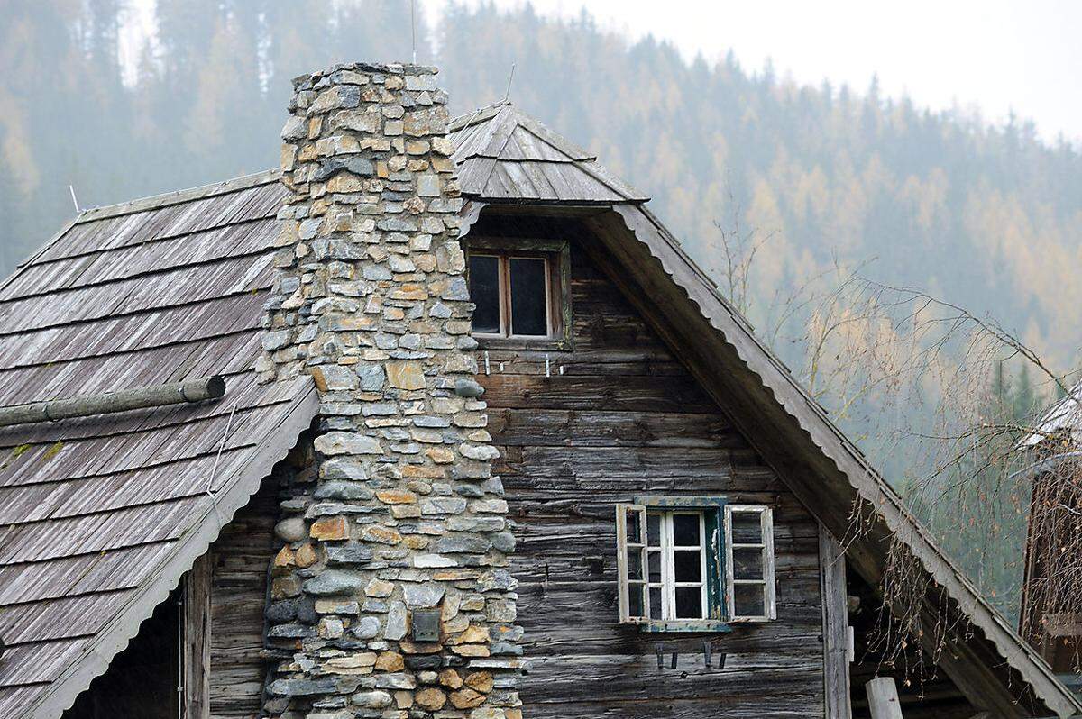 Neben dem Wirtshaus und den Unterkünften (Schlafen im Stall, Jagdhütte und Rehleinhütte) steht auch die alte Sterzhütte, die für Feiern vermietet wird.