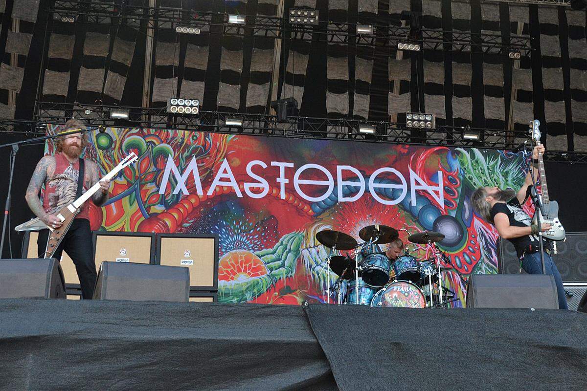 Die etwas ergrauten Herren von Mastodon zelebrierten auf der Red Stage ihre ausgefeilten Metal-Elegien. Das ist keine Mitstampf- und Haarschüttelmusik, sondern Zuhörmetal - und zieht nicht unbedingt die Massen an. Was Cy Twombly für die Maler, ist Mastodon für Metal: Eine Metalband, die von Metalbands bewundert wird.