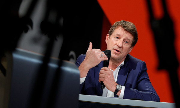 Der grüne Realo. Mit dem von „Europe Écologie-Les Verts“ nach Vorwahlen nominierten Grünen Yannick Jadot hat Hidalgo einen Konkurrenten mit ähnlichen reformistischen Vorschlägen. Jadots Problem ist es, dass sein Programm den „Fundis“ in seiner eigenen Partei in Sachen Verkehrs-, Energie- und Klimapolitik zu wenig scharf klingt. Er selbst will lieber Regierungsverantwortung übernehmen, als radikale Sprüche klopfen – ein Realo. Chancen auf einen Einzug in die Stichwahl: Ausgeschlossen.