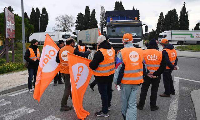 Lkw-Fahrer blockieren Straßen in Saint-Martin-de-Crau in Südfrankreich.