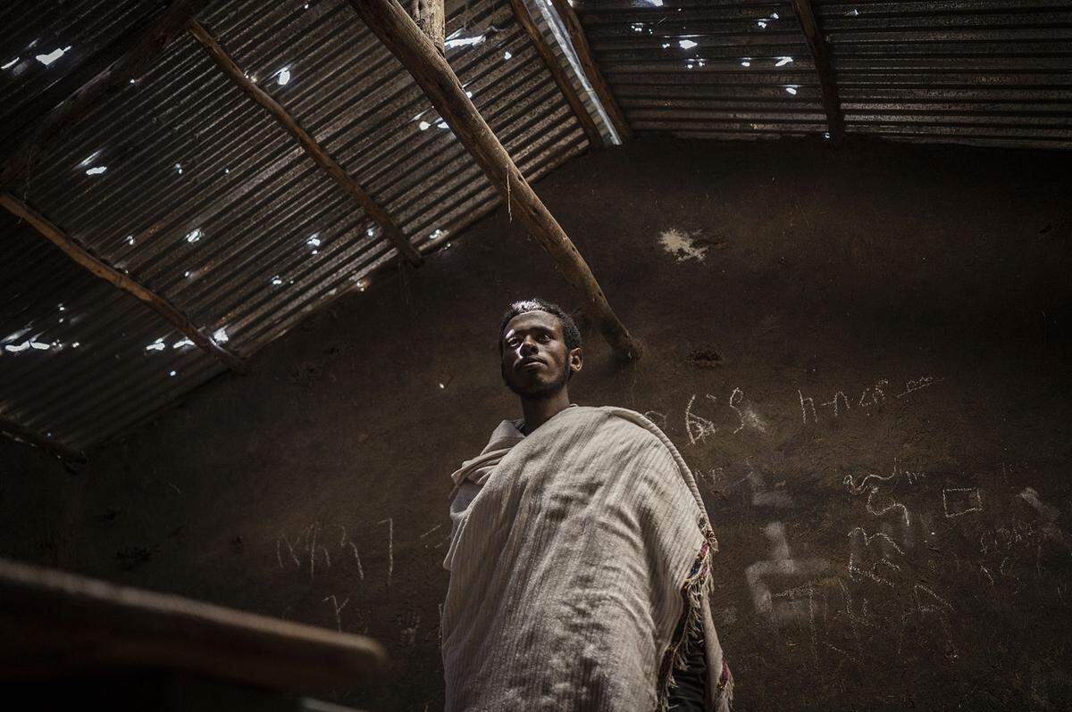 Dieser Mann blickt auf eine zerstörte Schule in Äthiopien. Ein Bild von Amanuel Sileshi.