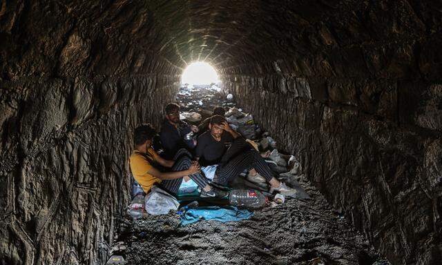 Junge Afghanen verstecken sich in einem Abwassertunnel in der osttürkischen Kurdenstadt Tatvan.