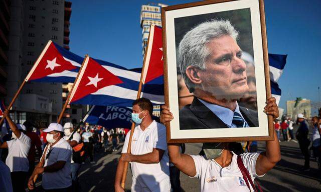 Ein Bild von Präsident Diaz-Canel: Er ruft dazu auf, die kubanische Revolution von 1959 auf den Straßen zu verteidigen. 