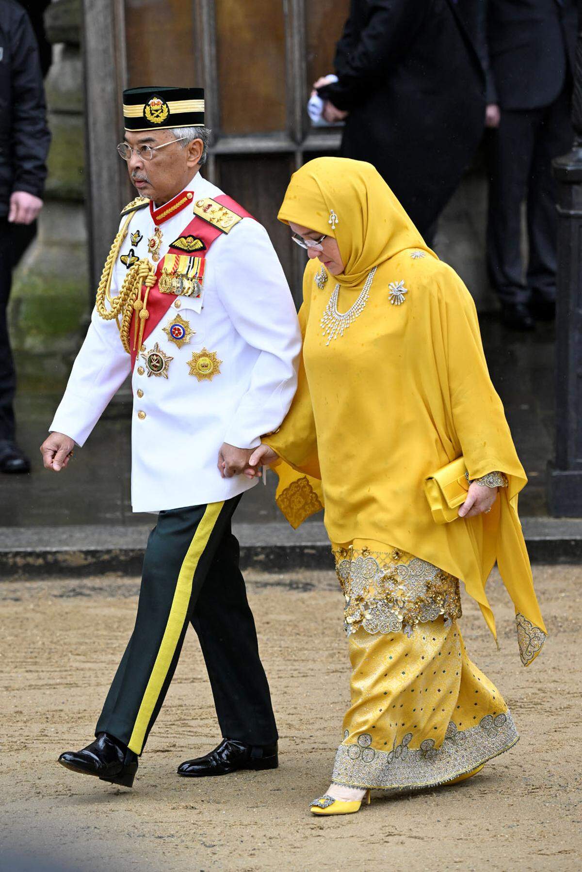 Abdullah von Pahang und seine Ehefrau ganz in Gelb. 