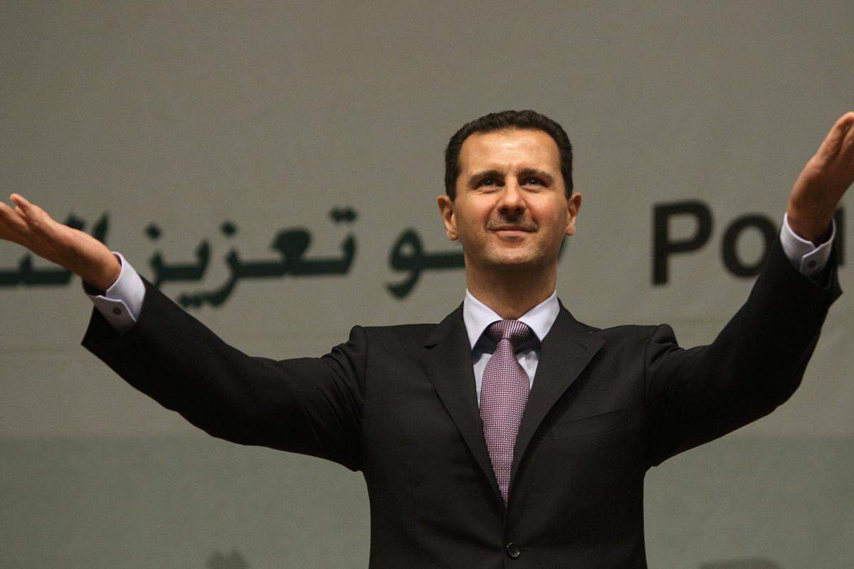 Assad nennt die Demonstranten Terroristen, die vom Ausland gesteuert werden. Er lässt die Proteste vom Militär niederschlagen.