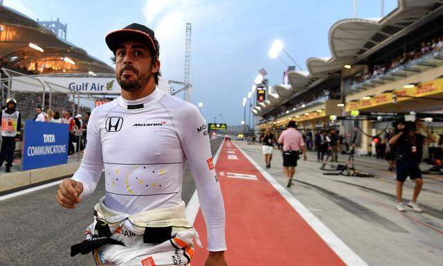 Für Fernando Alonso ein gewohntes Bild: das Rennauto in der McLaren-Box, sein Arbeitstag ist vorzeitig vorbei.